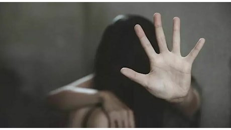Ladispoli, tenta di strangolare la compagna davanti ai figli: il bambino chiama il 112 e la salva