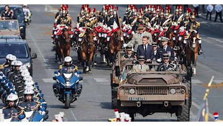 A Parigi la parata del 14 luglio, l'ultima con Macron presidente