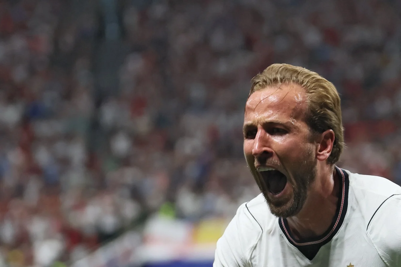 Harry Kane spiega al mondo che cos'è un centravanti: due gol (uno strepitoso) e rimonta al Congo