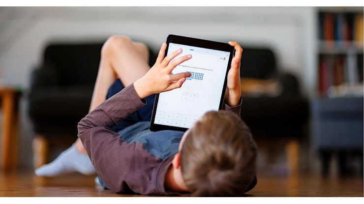 Regalare lo smartphone ai bambini? Ecco perchè non è una buona idea - RaiNews