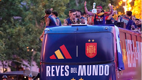 La Spagna campione del mondo atterra a Madrid, bagno di folla e festa a Cibeles per le Furie Rosse