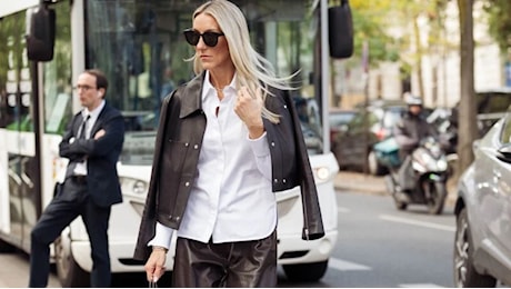 I pantaloni di pelle cambiano silhouette, l'autunno 2026 punta su volumi ampi e palette calde