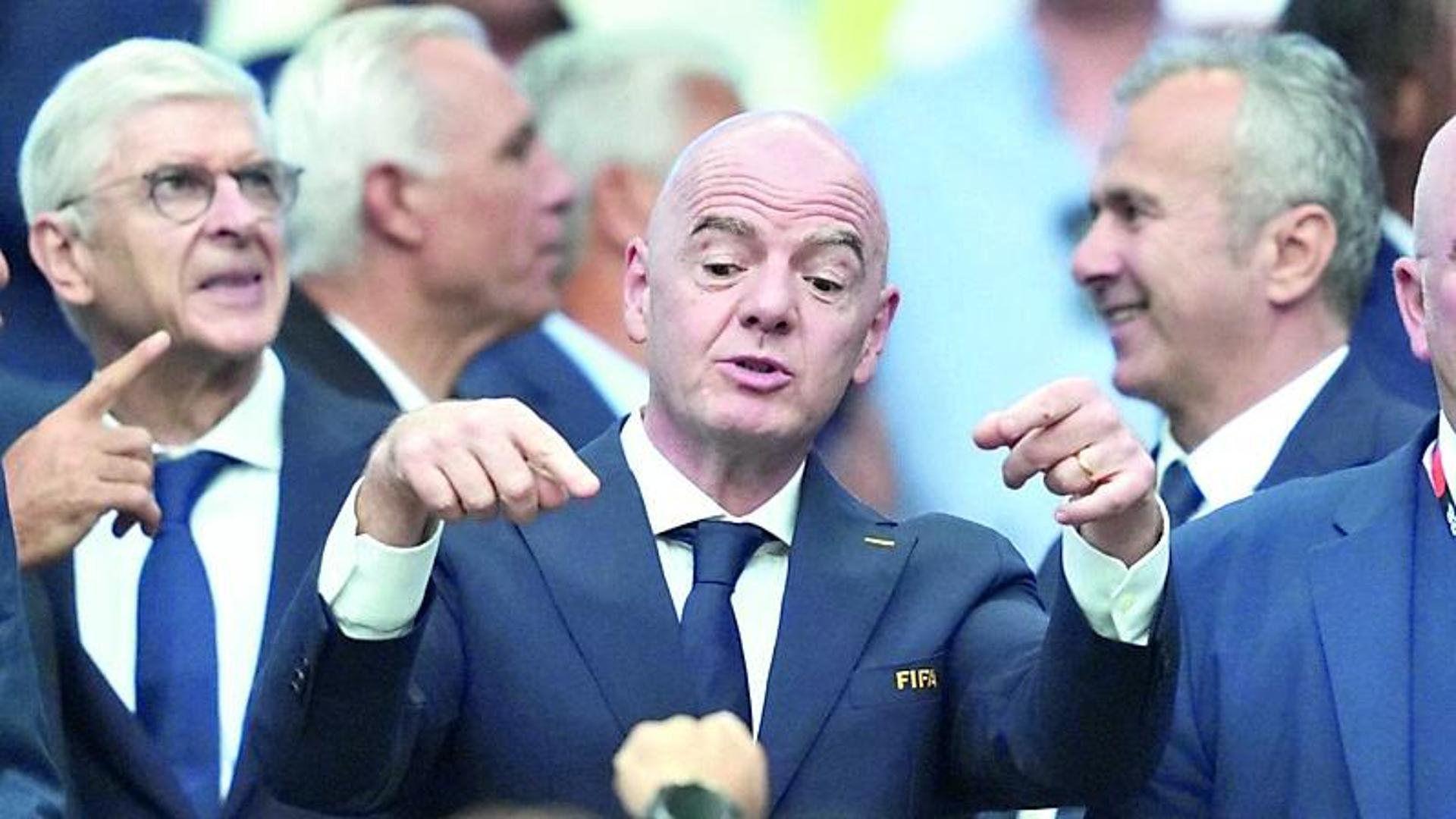 L’egocentrico Infantino, l’abbraccio a Trump è la sua Waterloo
