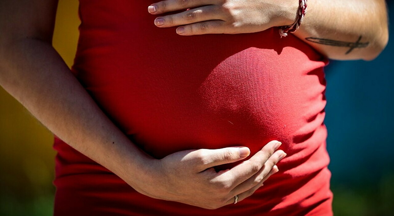 Picchia la moglie 20enne e la costringe a prostituirsi mentre è incinta: lei riesce a scappare rifugiandosi in un bar