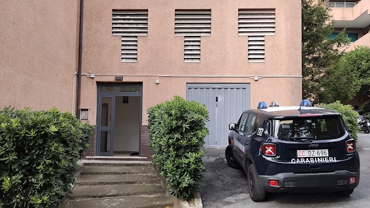 Gli spari e un cuscino insanguinato, la tragedia di due coniugi a Savona - La Stampa