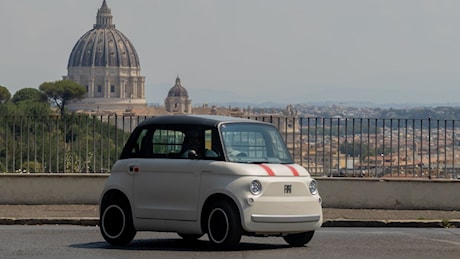 Fiat Topolino nei Giardini Vaticani: la sfilata che celebra la micromobilità