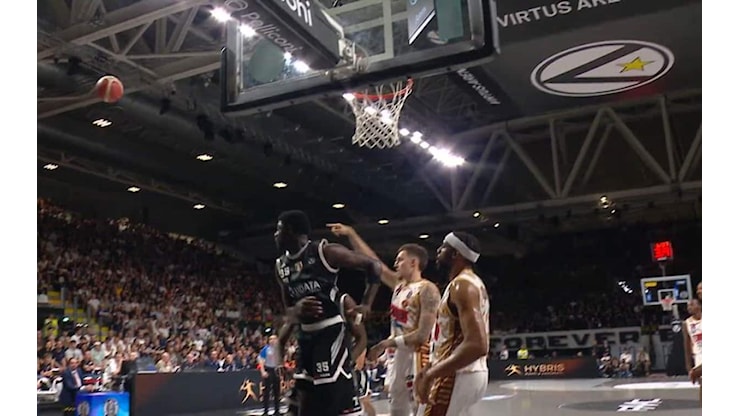 Diouf spunta dal nulla come Batman: super stoppata a Wiltjer in gara-2 a Bologna. VIDEO - Sky Sport