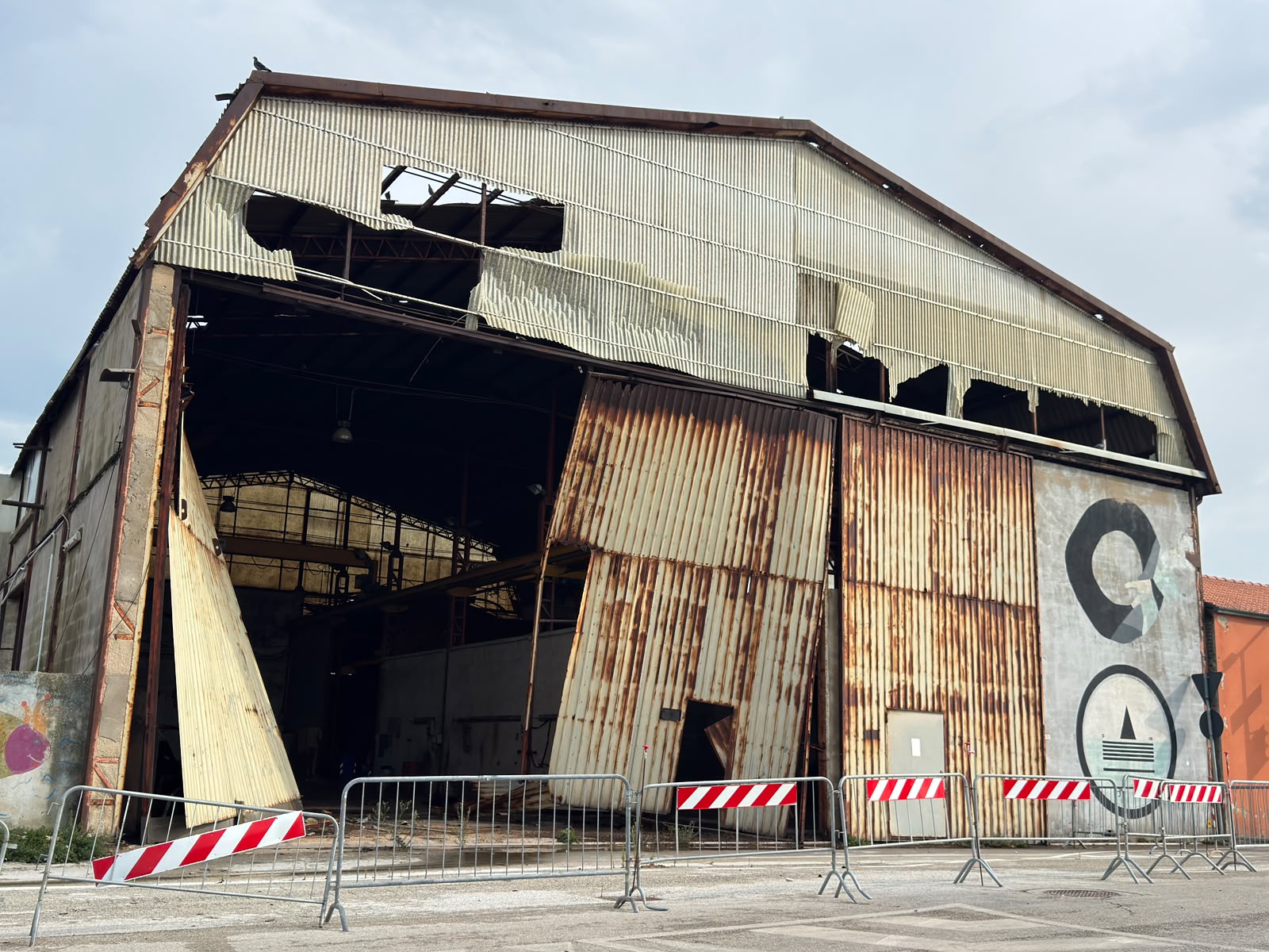 Porto nella morsa di vento e pioggia: danni all’ex cantiere Anconetani, rovesciati alcuni scafi