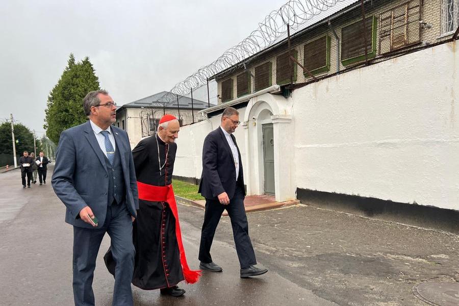 Il cardinale Zuppi in Ucraina visita i prigionieri di guerra russi: «Abbiate la speranza che tornerete a casa»