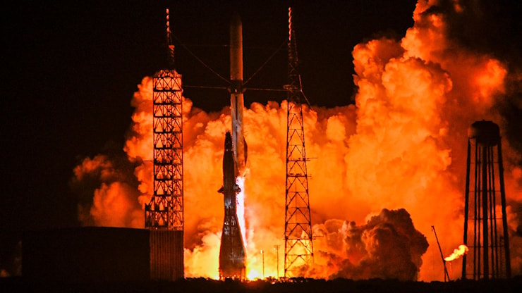 Cos'è l'hotfire test e cosa è successo al razzo New Glenn di Blue Origin, esploso sulla piattaforma di lancio - Wired
