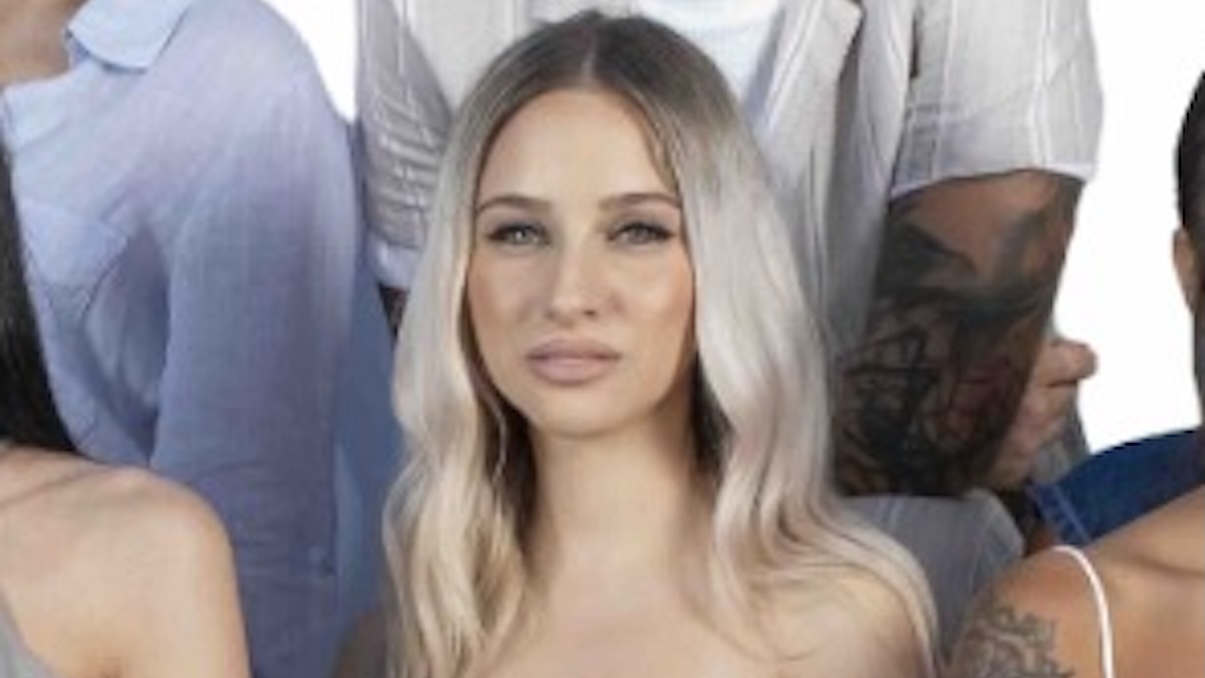 Temptation Island, Sabrina e Soraya incontenibili: i fidanzati non reggono più. E intanto è bufera di critiche sui social contro di loro