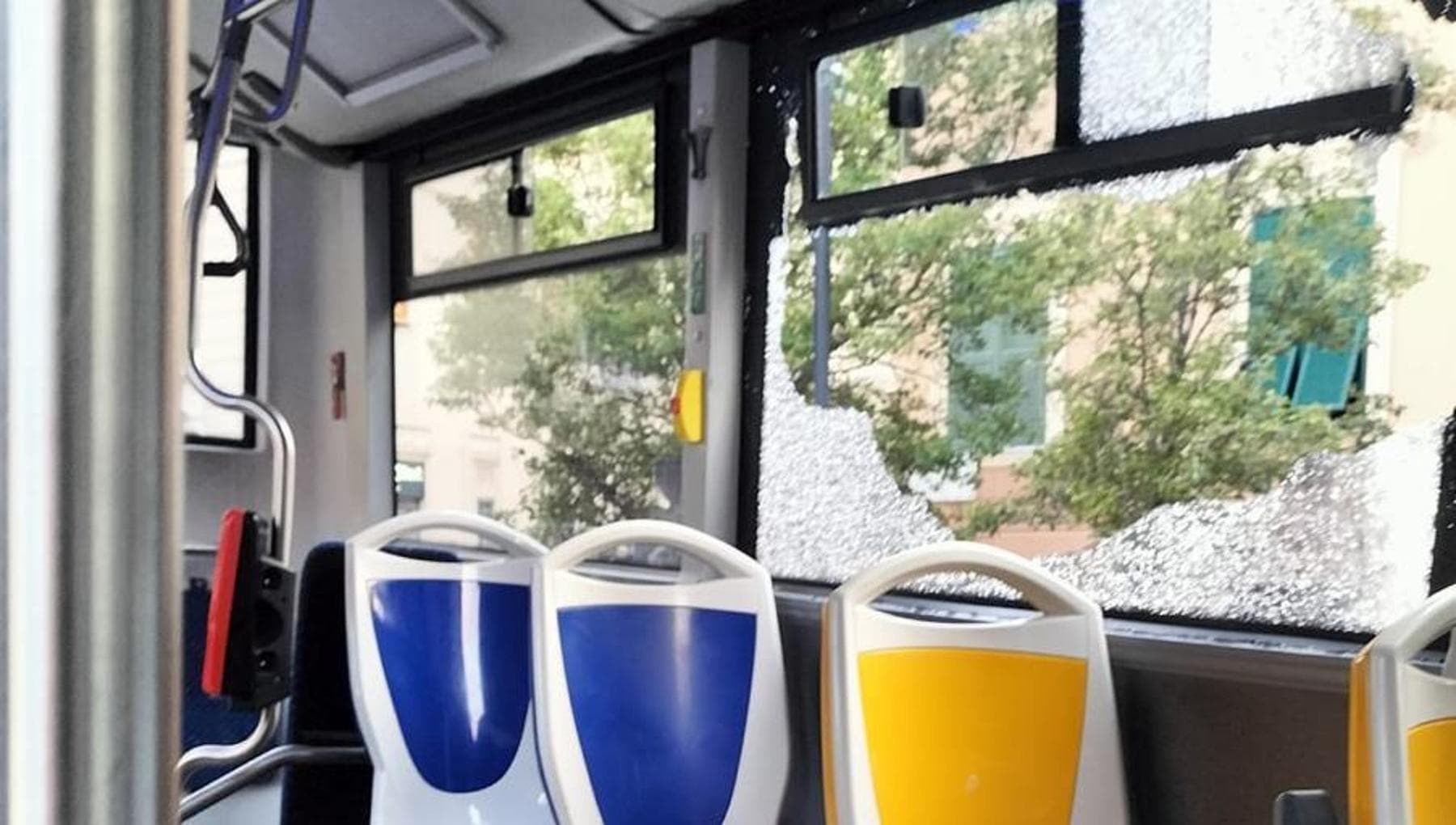 Assalto a pietrate al bus, da ieri linea 71 scortata. La polizia a caccia di 9 giovanissimi