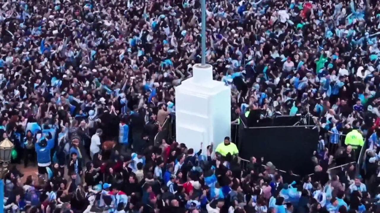 L'Argentina vola in finale: i festeggiamenti a Buenos Aires dopo la vittoria contro l'Inghilterra