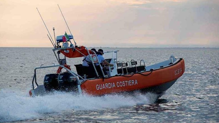 Salerno, addio al celibato da incubo in Costiera Amalfitana: affonda la barca, 7 persone in mare a Maiori - Tgcom24