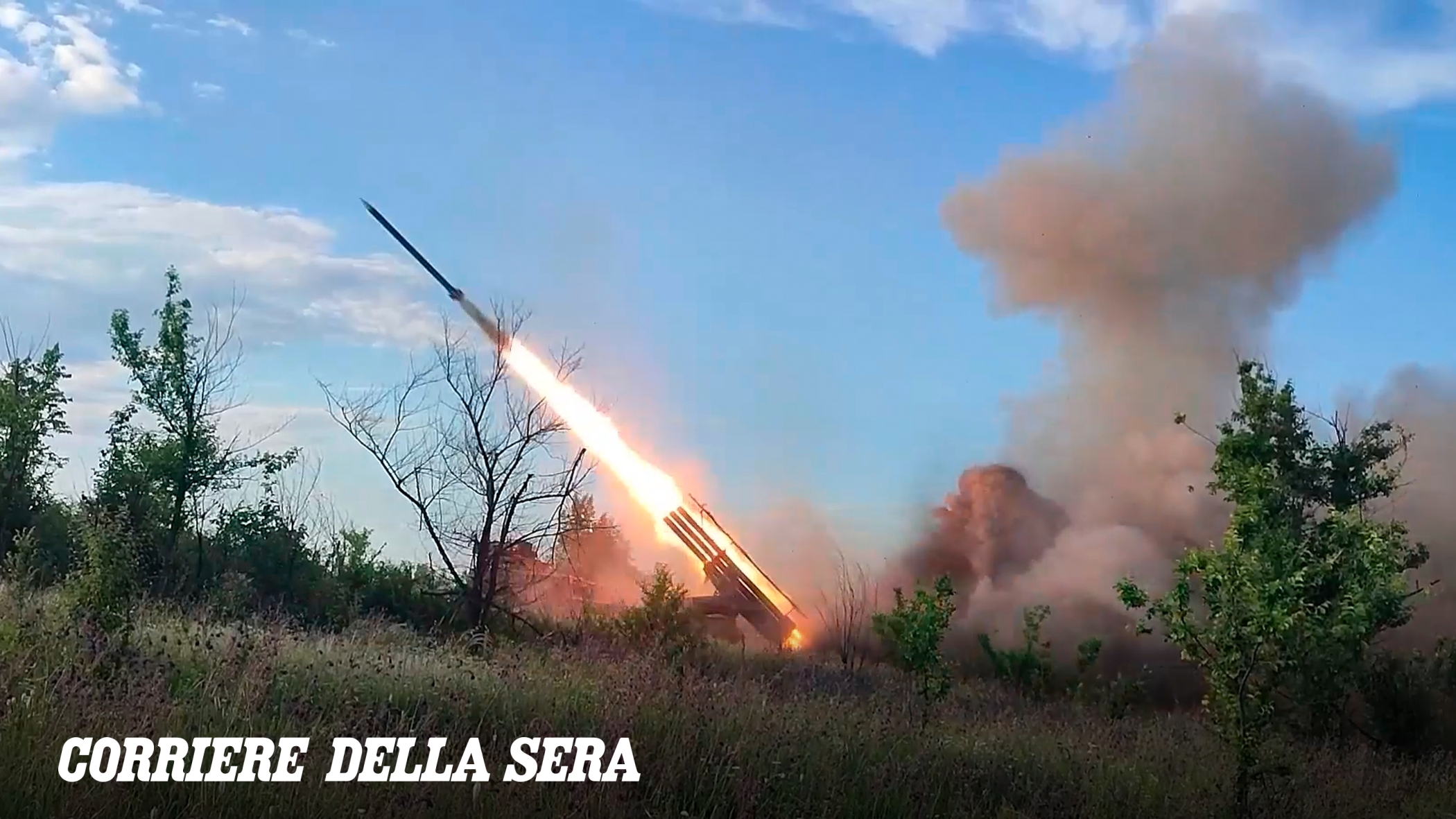 Guerra Ucraina-Russia, le notizie in diretta | Forti esplosioni a Kiev, danneggiati un centro commerciale e un edificio residenziale