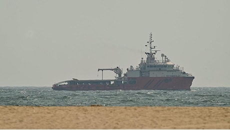 Iran blocca quattro navi a Hormuz durante la settima notte di attacchi Usa