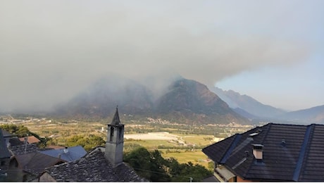 Incendi nel Verbano Cusio Ossola, evacuata Colloro: canadair ed elicotteri in azione per spegnere i roghi