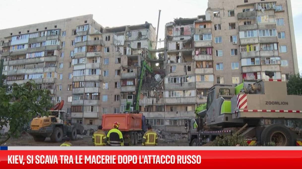 Kiev, si scava tra le macerie dopo l'attacco russo