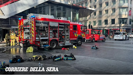 Bruxelles, incendio in un edificio del centro: «Almeno 6 morti», evacuati 250 operai. Sul posto il re e il primo ministro