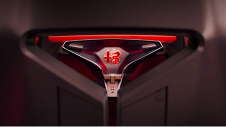 Alfa Romeo Cuorerosso, la coda svela un fanale circolare: il debutto a Parigi