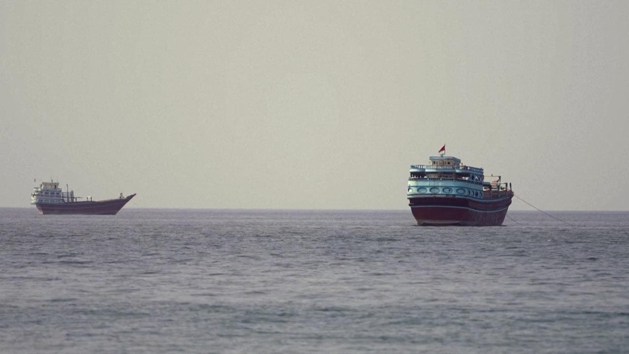 La quiete nella tempesta: l'attesa infinita delle navi nello stretto di Hormuz