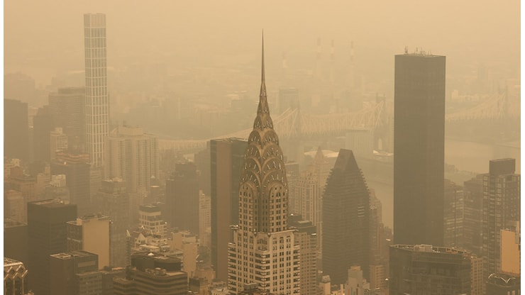 Incendi in Canada minacciano la finale dei Mondiali 2026 a New York, città scompare nel fumo arancione - Virgilio